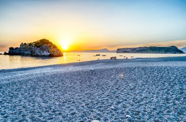 Dino Adası Cedars, Tiren Denizi, İtalya'nın kıyısında