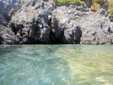 Dino Adası Cedars, Tiren Denizi, İtalya'nın kıyısında