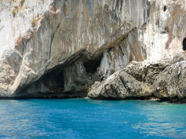 Dino Adası Cedars, Tiren Denizi, İtalya'nın kıyısında