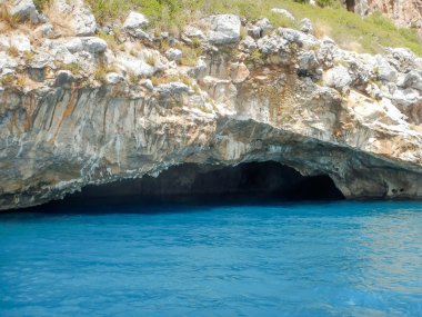 Dino Adası Cedars, Tiren Denizi, İtalya'nın kıyısında