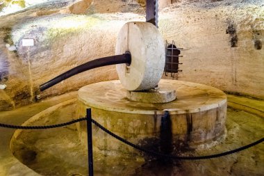 Terkedilmiş eski yeraltı petrol değirmen Gallipoli, İtalya