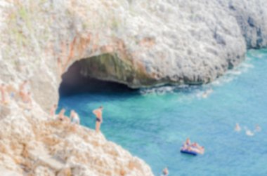 Ufuk arka planını Ciolo Köprüsü, Apulia, doğal deniz manzarası,