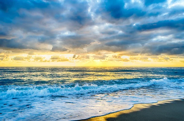 Zonsondergang op de zee met een mooie bewolkte hemel — Stockfoto