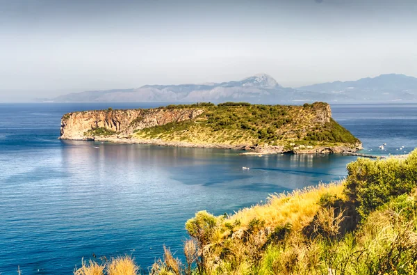 Dino-eiland aan de kust van de ceders, Tyrrheense Zee, Italië — Stockfoto