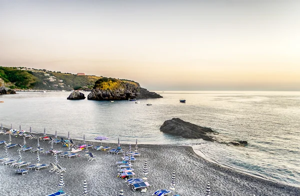 Spiaggia di Arcomagno sulla costa dei cedri, Mar Tirreno, Ital — Foto Stock