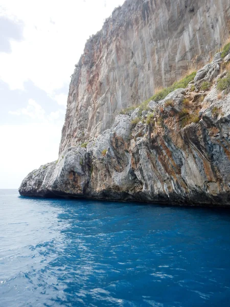 디노 삼목, 티레니아 해, 이탈리아의 해 안에 섬 — 스톡 사진