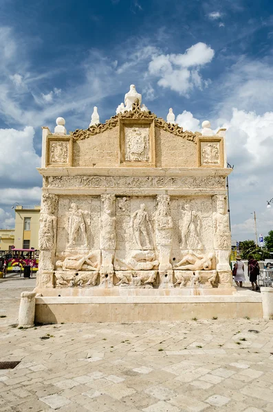 Griechischer brunnen, symbolträchtiges denkmal in gallipoli, apulien, italien — Stockfoto