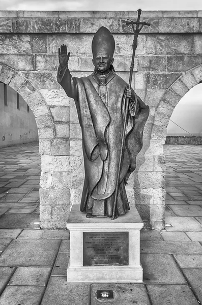 Papa Benedict XVI bronz heykel, Santa Maria di Leuca, İtalya — Stok fotoğraf