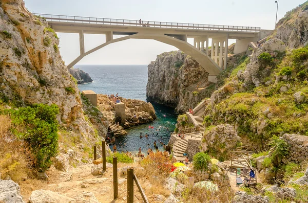 Güzel doğal deniz manzarası, Ciolo Köprüsü,: Salento, Apulia, Ital — Stok fotoğraf