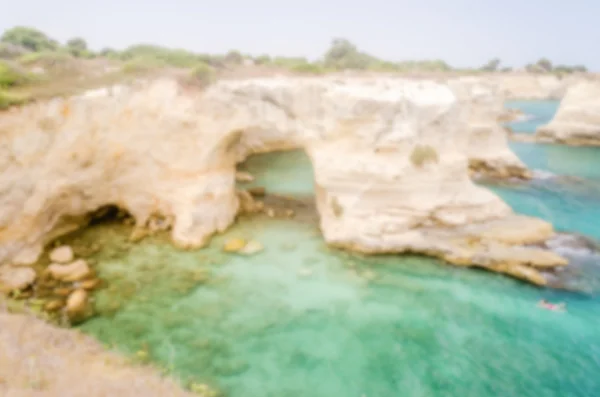 Defokussierter Hintergrund mit malerischen Felswänden im Salento, Italien — Stockfoto