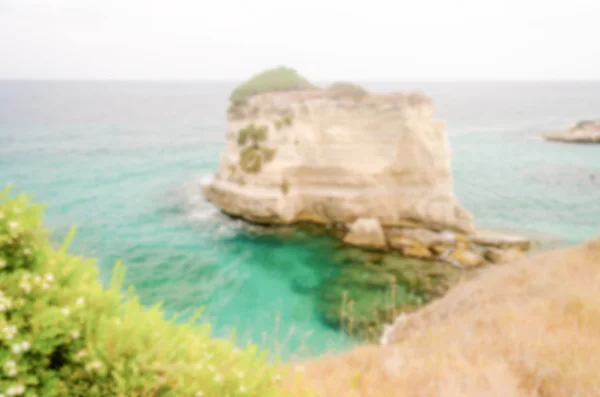 Fundo desfocado com falésias rochosas cênicas em Salento, Itália — Fotografia de Stock