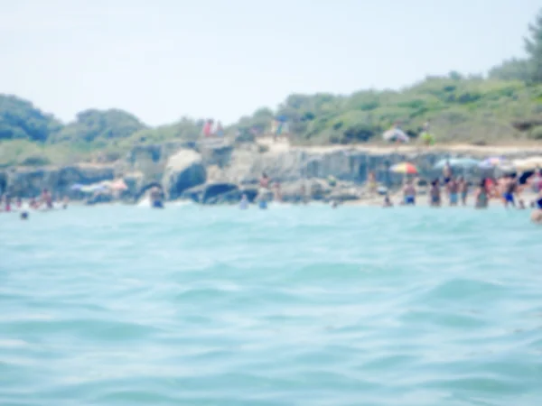 Fondo desenfocado de la playa Baia dei Turchi en Salento, Italia — Foto de Stock