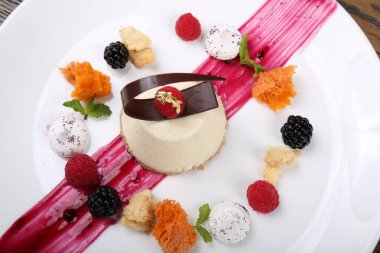 Renkli bir tatlı takımı.