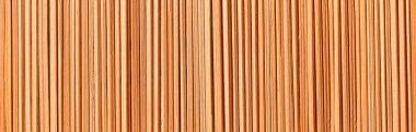 Ahşap arka plan. Düzensiz yuvarlak şekilli dikey kuru bambu çubuklarından oluşan bir doku..