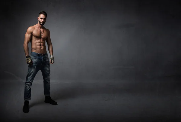 Man with muscles waiting for fight — Stock Photo, Image