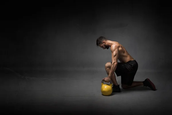 남자는 kettleball 해제 준비 — 스톡 사진