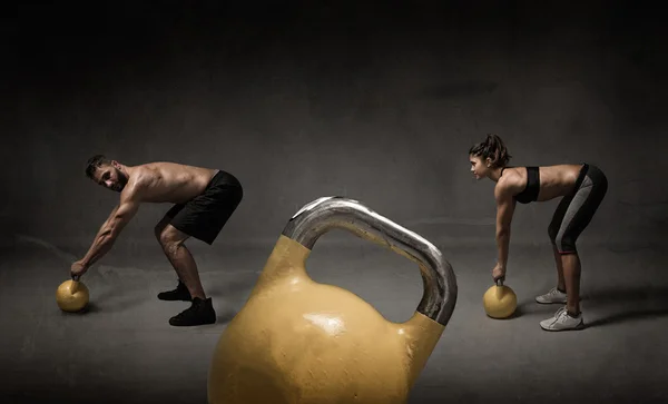 Entrenador personal y estudiante con kettleball — Foto de Stock