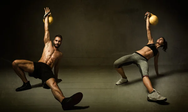 Kettleball oefening voor twee personen — Stockfoto