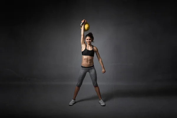 การฝึกอบรม kettlebell สําหรับผู้หญิง — ภาพถ่ายสต็อก