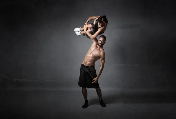 Uomo sollevamento ragazza come un peso palestra — Foto Stock