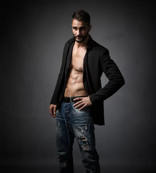 Latin lover avklädd pose — Stockfoto