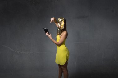 Mısır kadın tablet kullanma