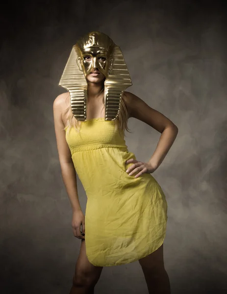 Egyptische farao met gouden masker — Stockfoto