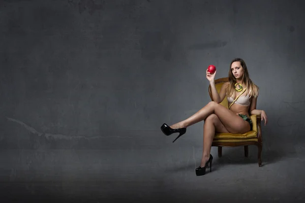 Eve biblisk karaktär med rött äpple — Stockfoto