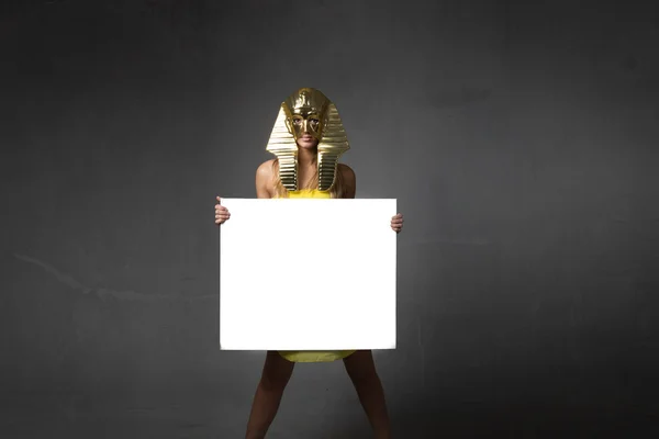 白い空のボードを持つファラオ女性 — ストック写真