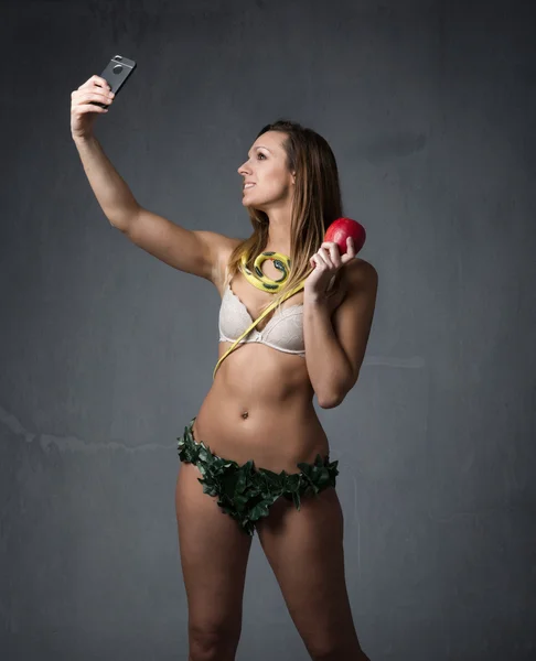 Selfie con manzana de carácter biblic — Foto de Stock