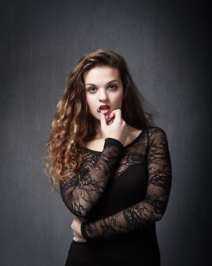 Kıvırcık saçlı hoş bir kız için göz alıcı kıyafeti