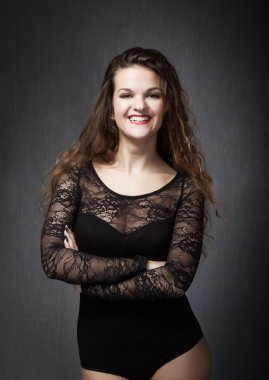 Kıvırcık saçlı hoş bir kız için göz alıcı kıyafeti