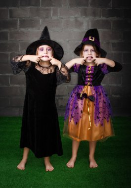 Aptal yüzler yaptı Cadılar