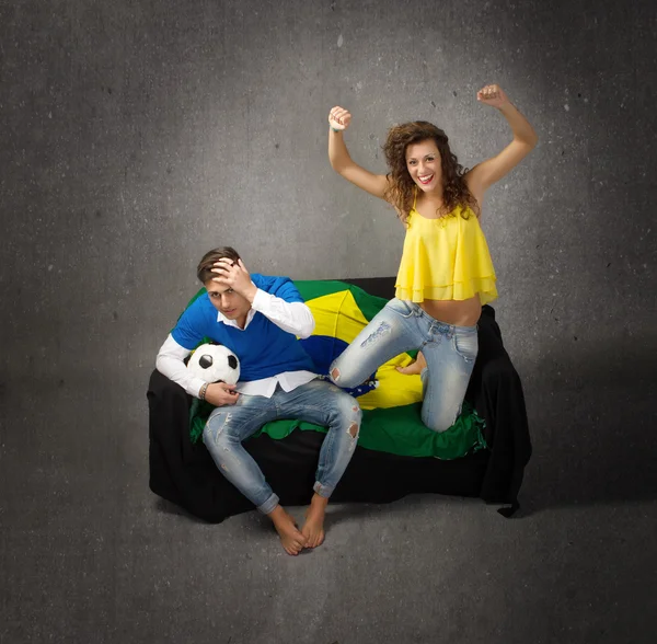 Casal assistindo futebol — Fotografia de Stock