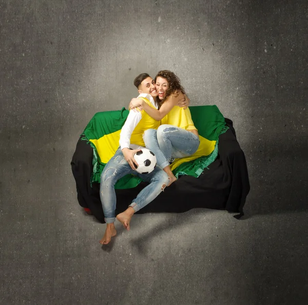 Couple watching football — Stock Photo, Image