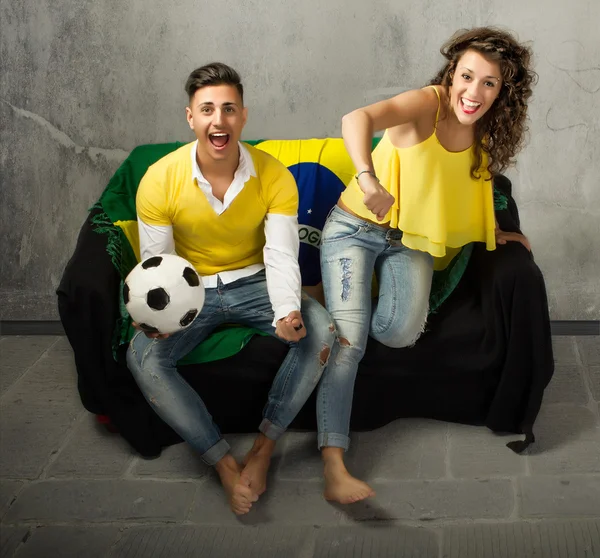 Couple watching football — Stockfoto