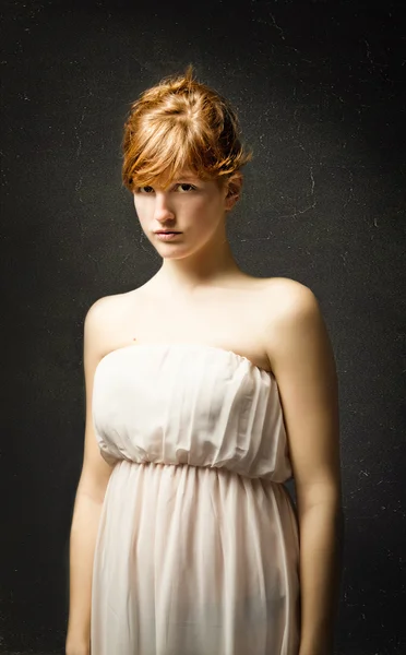 Pose de moda para menina com cabelo vermelho — Fotografia de Stock