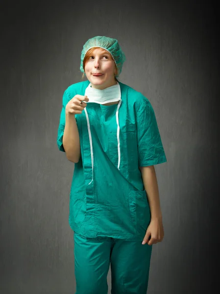 Chirurg v zelených jednotné emoce — Stock fotografie