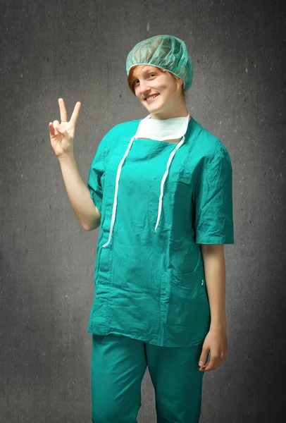 Cirurgião em emoções uniformes verdes — Fotografia de Stock