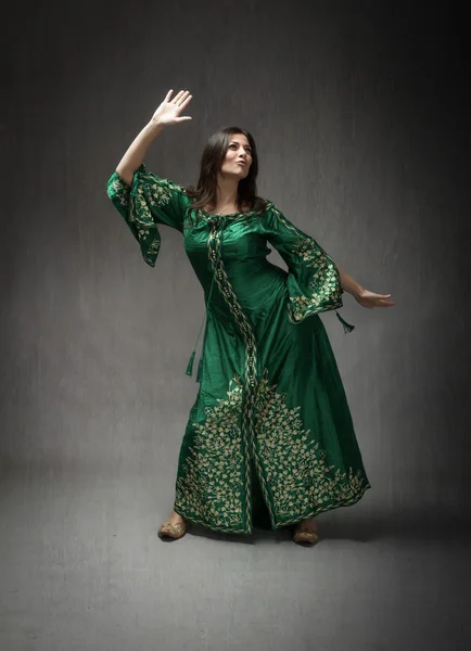 Nordafrikanisches Mädchen tanzt — Stockfoto