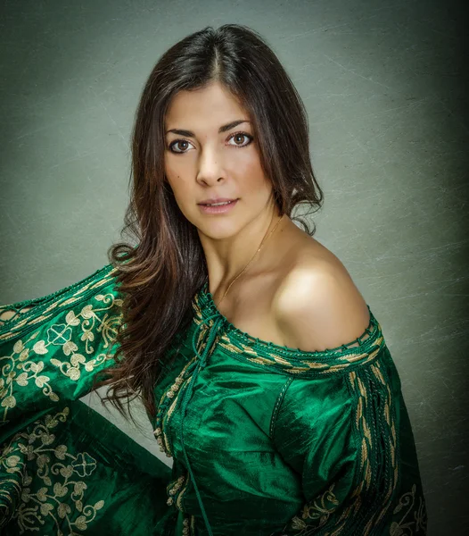 Vestido árabe verde para modelo agradável — Fotografia de Stock