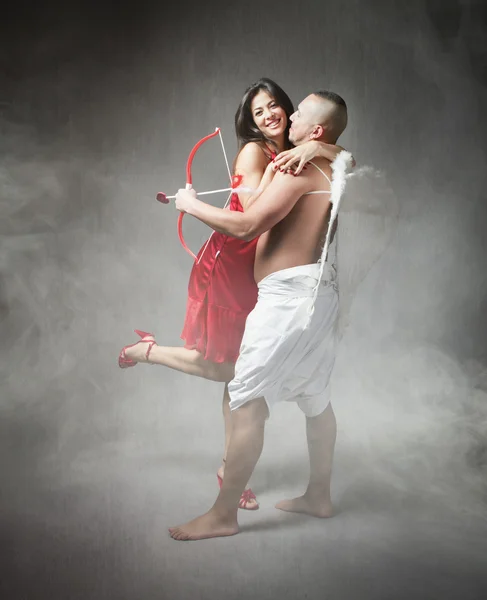 Cupido com boa menina em vestido vermelho — Fotografia de Stock