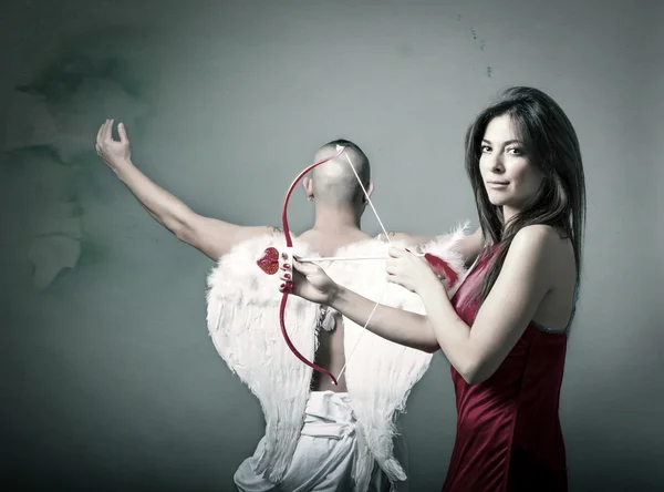 San Valentino con Cupido in azione e bella ragazza — Foto Stock