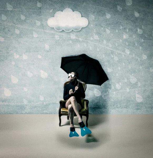 Menina com equipamento de mergulho sentado sob guarda-chuva — Fotografia de Stock