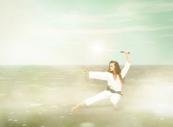 Menina com uniforme de judô pronto para bater com katana — Fotografia de Stock