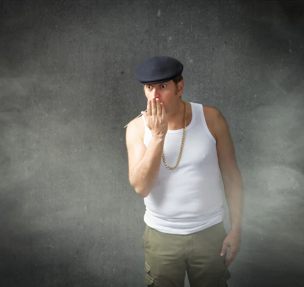 Homem posando no fundo cinza — Fotografia de Stock