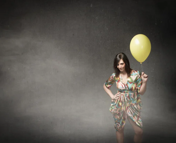 Jeune femme avec ballon à la main — Photo