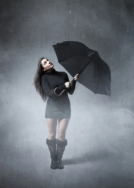 Дівчина ховається з парасолькою — стокове фото