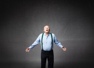 Yaşlı adam duygu ve gri arka plan ifadelerde