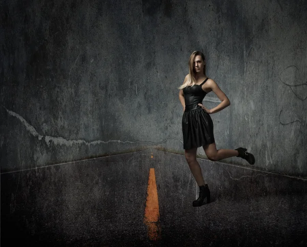 Mujer cruzando camino — Foto de Stock